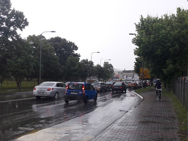 Kolovozi mokri i klizavi, magla smanjuje vidljivost