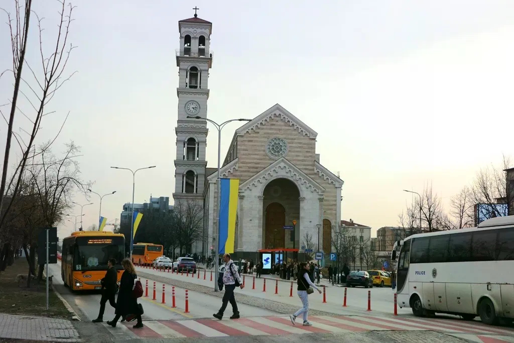Uklonjena ogromna zastava Ukrajine iz centra Prištine nakon četiri godine, dan poslije izjave Zelenskog o Kosovu