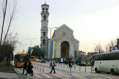 Uklonjena ogromna zastava Ukrajine iz centra Prištine nakon četiri godine, dan poslije izjave Zelenskog o Kosovu