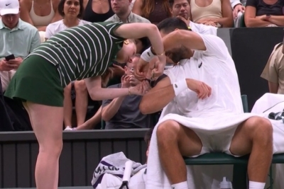 DJEVOJKA MISLILA DA JE UBOLA NOVAKA MAKAZAMA: Pogledajte nevjerovatan momenat sa Wimbledona (VIDEO)