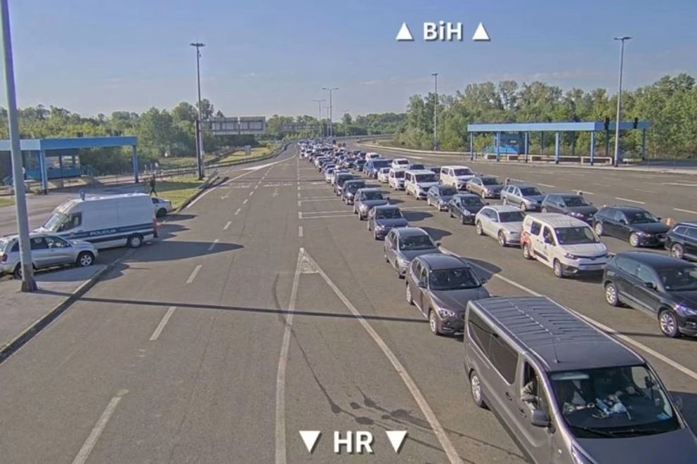 Na jugu se satima čeka na ulazak u BiH, a na sjeveru pri izlasku iz zemlje
