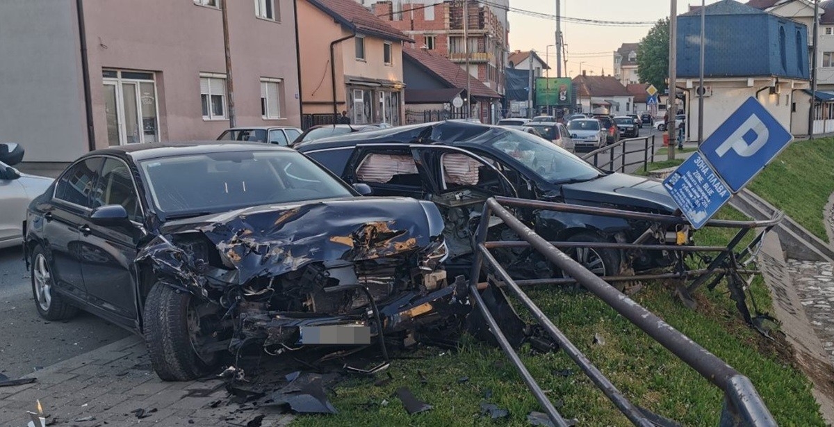 Uhapšen pijani vozač: Zakucao se u parkirana vozila