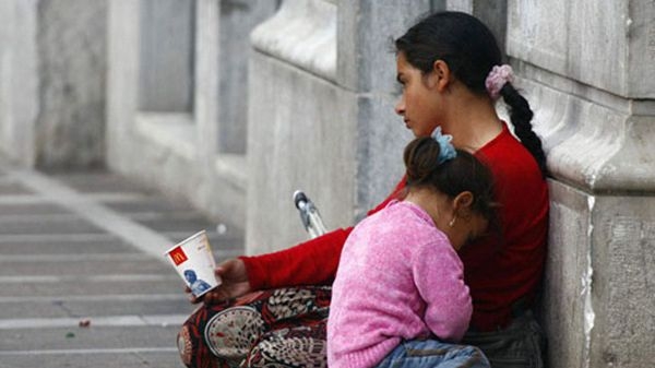 Državljanin Kosova i maloljetnica iz Srbije uhapšeni jer su tjerale djecu na prosjačenje