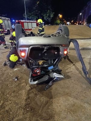 (FOTO) Automobil se prevrnuo na krov: Zbog teške nesreće u Banjaluci intervenisali i vatrogasci