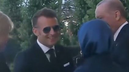 Video / Makron pokušao poljubiti ruku turske prve dame, pogledajte njenu reakciju