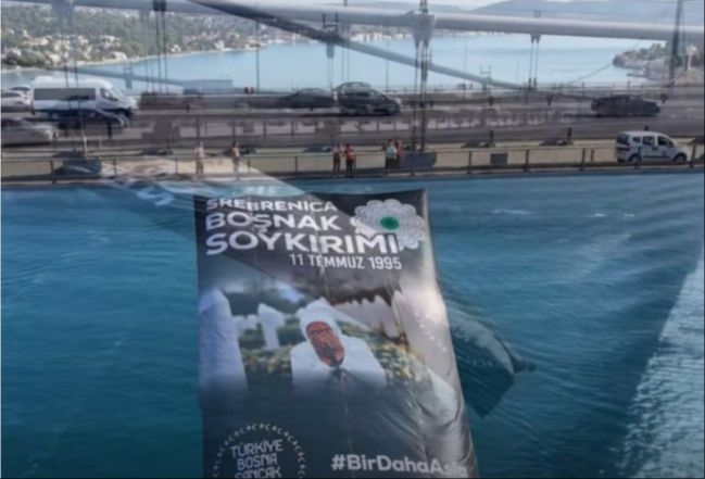 Globalna poruka iz Istanbula: Transparenti na mostovima za 31. godišnjicu genocida u Srebrenici