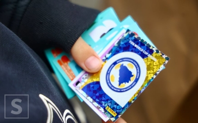 Panini groznica u Sarajevu ne jenjava: Organizovana velika razmjena sličica ispred tržnog centra