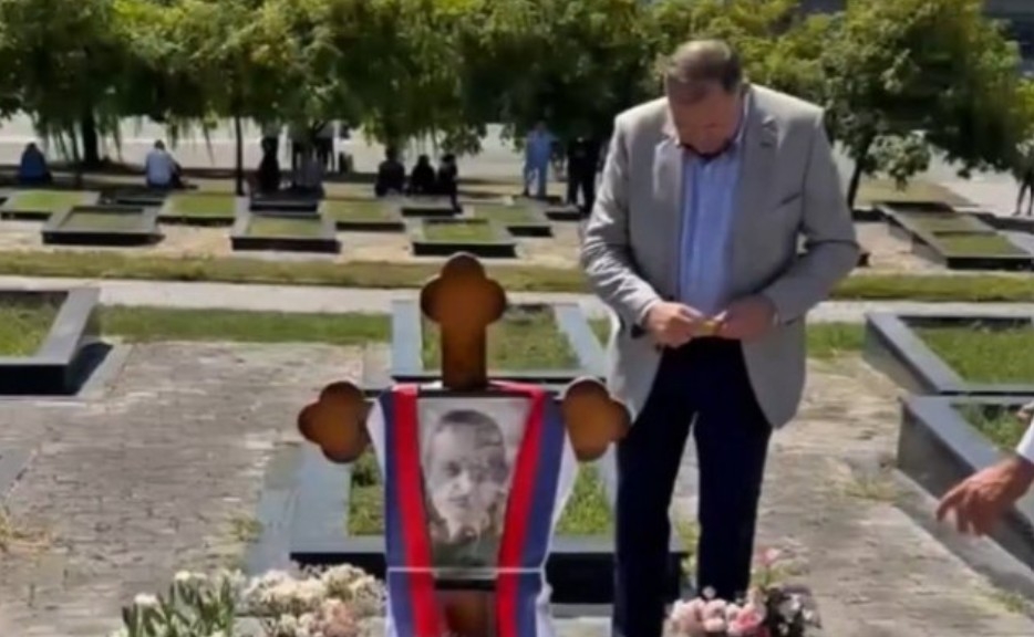 Emotivna posjeta grobu: Dodik poručio da je izgubio jednog od najvažnijih prijatelja VIDEO