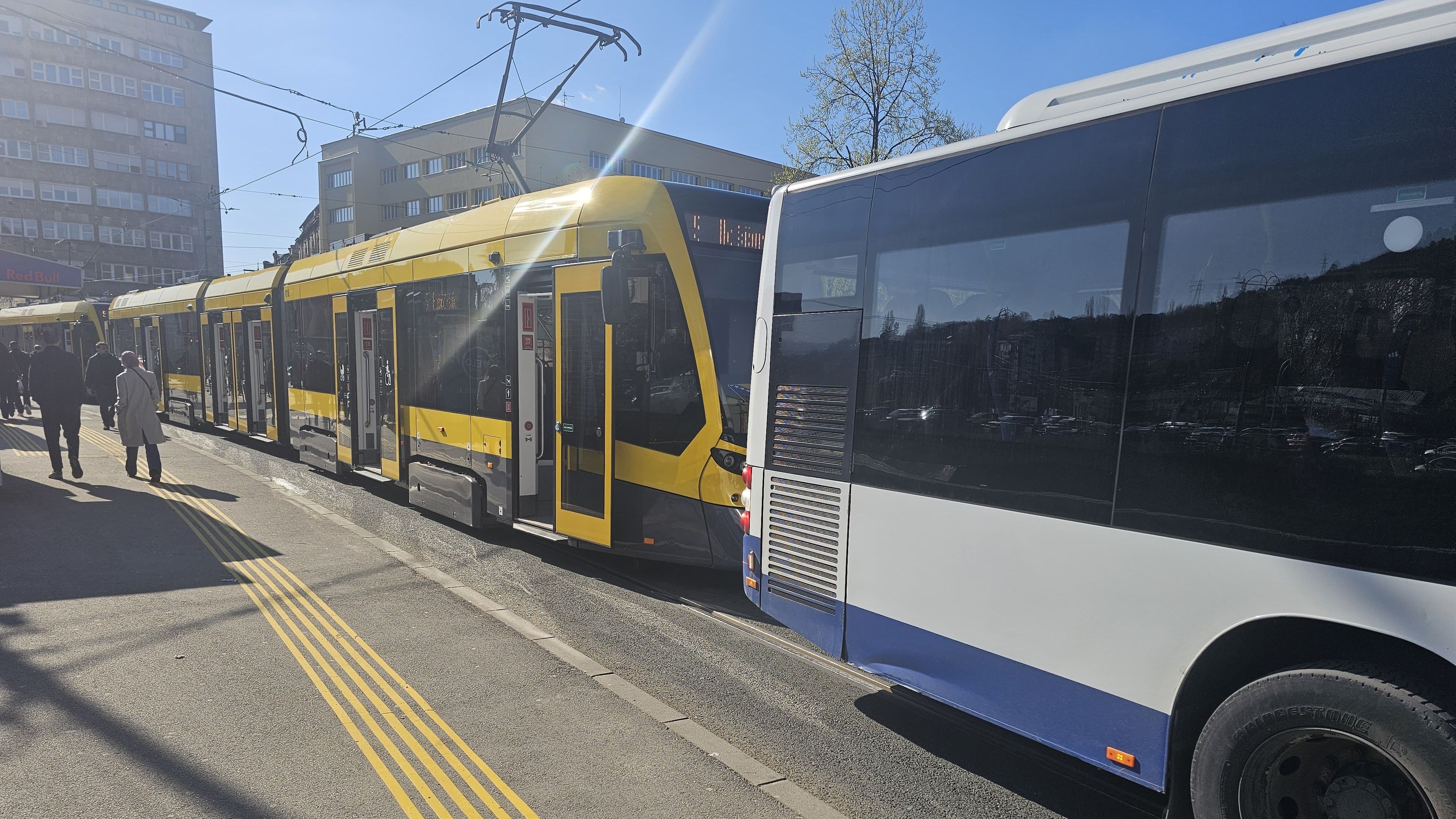 Haos na Skenderiji: Sudarili se autobus i automobil, tramvaji ne mogu proći