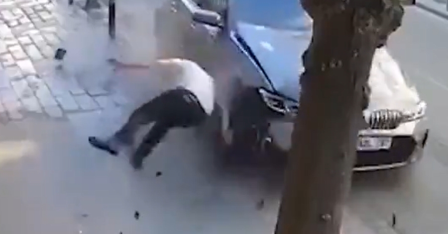 BAHATOST BEZ GRANICA: Pokosio prolaznika, pa onda izišao da vidi 'hoće li biti skupa popravaka' (VIDEO)