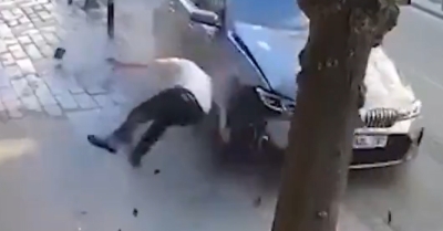 BAHATOST BEZ GRANICA: Pokosio prolaznika, pa onda izišao da vidi 'hoće li biti skupa popravaka' (VIDEO)