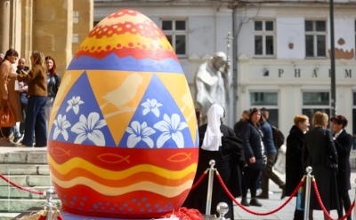 Sunčana nedjelja u Sarajevu: Uskršnje jaje ispred Katedrale Srca Isusova privlači pažnju šetača