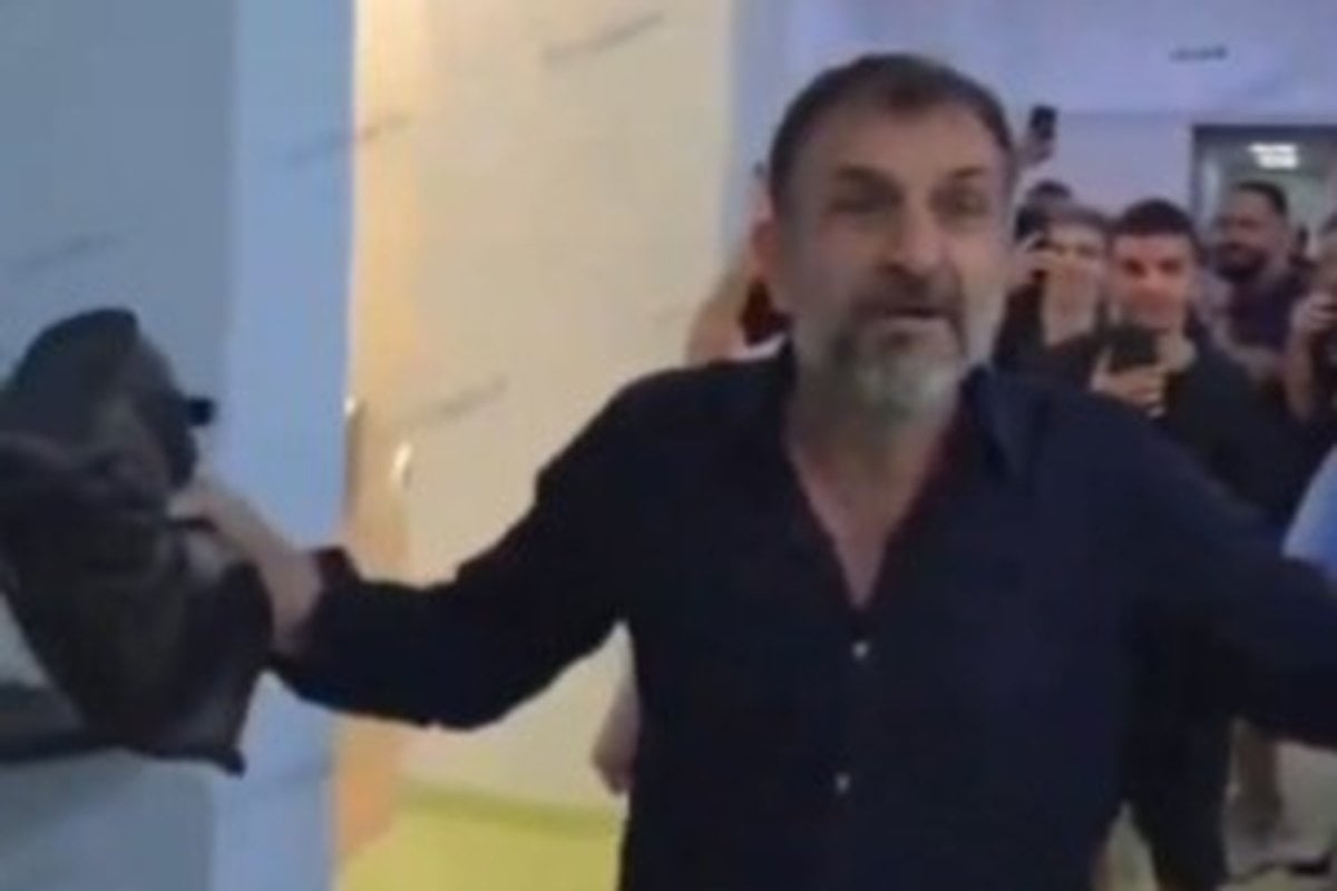 Predsjednik s torbom novca ušao među igrače i počeo bacati novčanice, nastao je potpuni haos