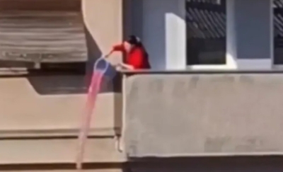 Bizarna scena: Žena sa terase prosula rasol od kupusa po ulici, prijeti joj kazna VIDEO