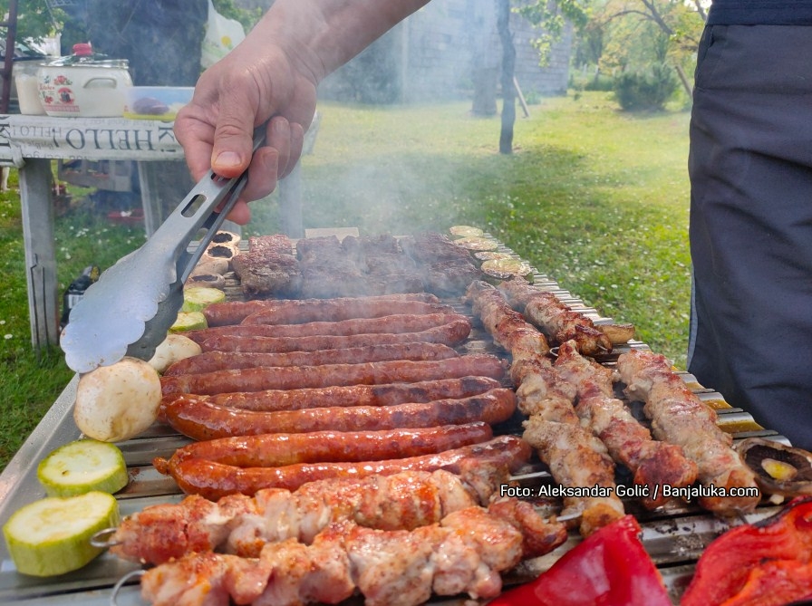 Bliži se 1. maj, evo koliko je zapravo potrebno mesa i pića za 10 ljudi