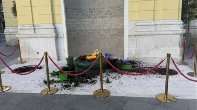 Vandali uništili prostor Vječne vatre u Sarajevu: Iščupana stabla i ukrasno grmlje