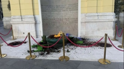 Vandali uništili prostor Vječne vatre u Sarajevu: Iščupana stabla i ukrasno grmlje