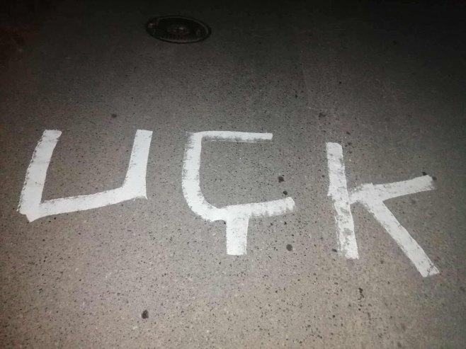 Na putu ka prelazu Brnjak ispisan grafit "UČK"