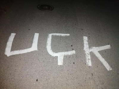 Na putu ka prelazu Brnjak ispisan grafit "UČK"