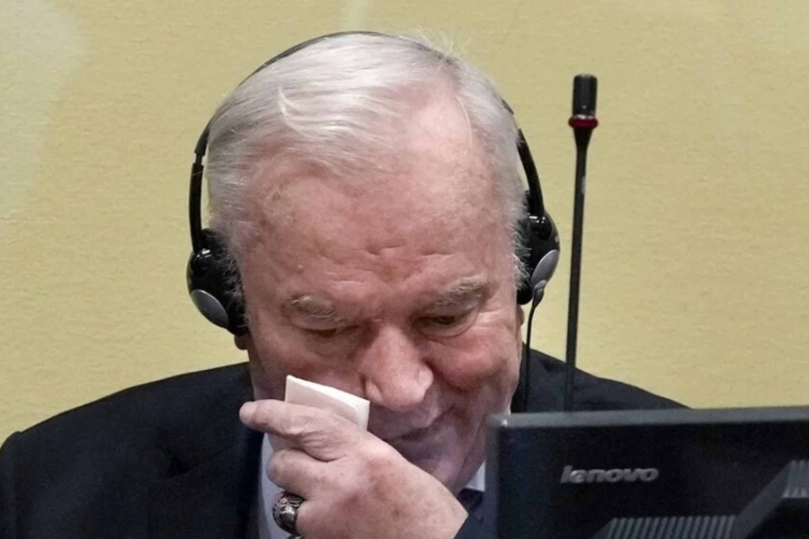 ZVIJER SE RASPADA U NAJGORIM MUKAMA: Zločinac Mladić jedva govori, ni u kolica ne može...