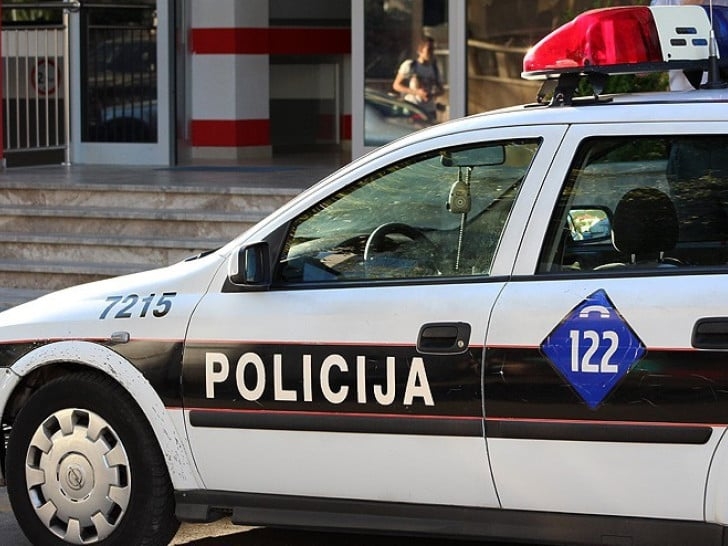 Usred dana opljačkana banka u Mostaru: Maskirani napadači oteli novac od zaštitara