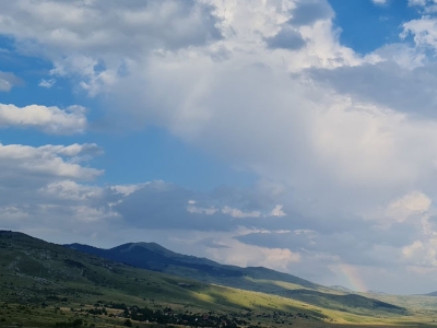 Sutra oblačno s kišom, uveče razvedravanje