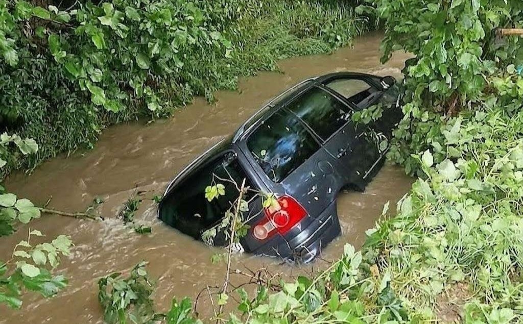 Herojski čin policajaca: Vozača bez svijesti izvukli iz prevrnutog automobila u nabujaloj rijeci