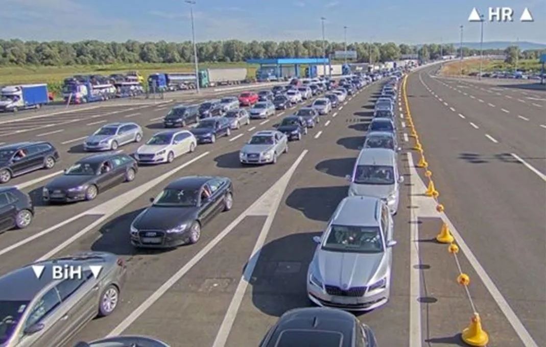 Kolaps prema moru i na granicama, vozači satima čekaju, gužve i u Hrvatskoj i BiH