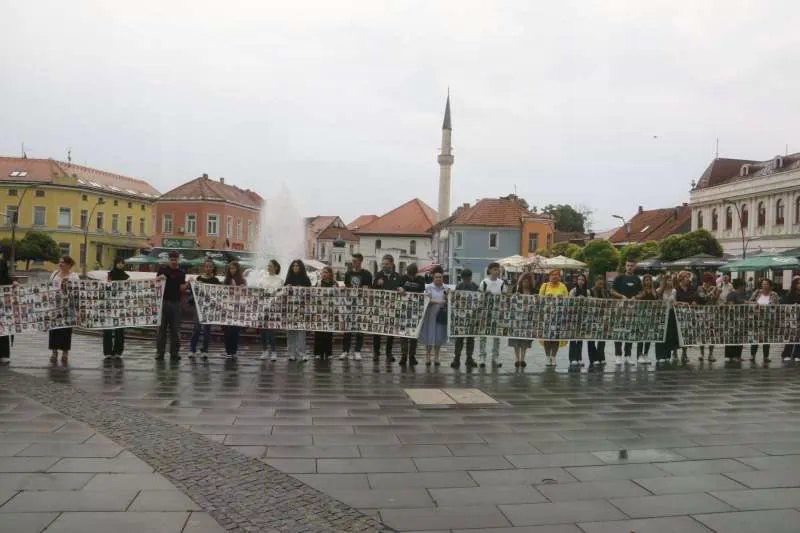Mirni protest majki Srebrenice u Tuzli: Zločinac je umro, ali pravda nije zadovoljena