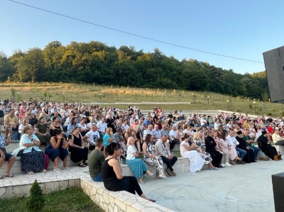 U susret Kočićevim danima: U manastiru Gomionica odigrana predstava “Jazavac pred sudom”