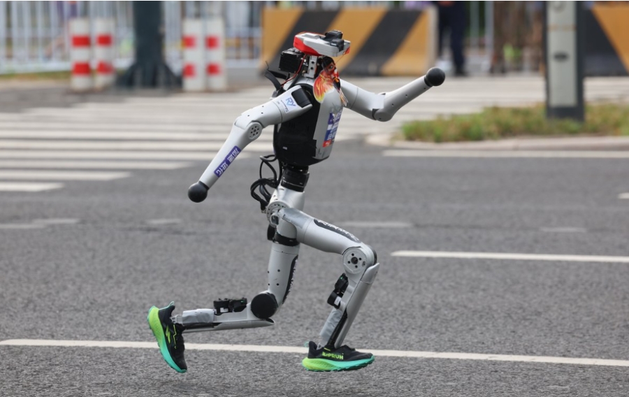 NESTVARNI SNIMCI IZ KINE: Robot istrčao polumaraton brže od bilo kojeg čovjeka u historiji (VIDEO)