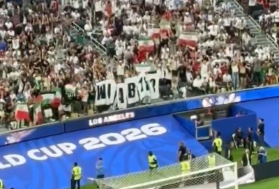 Navijači Irana podigli transparent koji će razbijesniti Amerikance