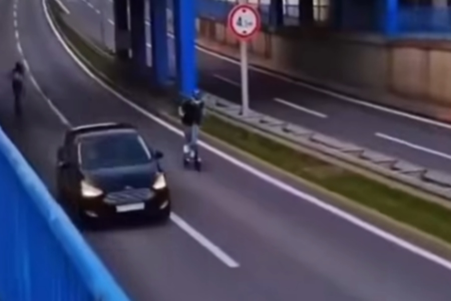 NEVJEROVATAN RIZIK: Dvije osobe na romobilima divljale prometnicomm, policija ih traži (VIDEO)