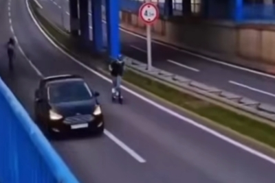 NEVJEROVATAN RIZIK: Dvije osobe na romobilima divljale prometnicomm, policija ih traži (VIDEO)