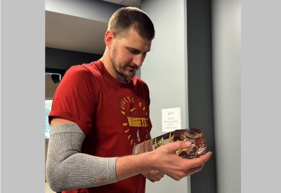 PONOVO ISPISUJE ISTORIJU Nikoli Jokiću uručene nagrade za najboljeg skakača i asistenta NBA lige