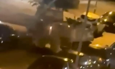 NEVJEROVATNE SCENE U VOJNOJ BAZI: Vojnici se napili i sjeli u tenk - iza njih su ostali samo 'zgužvani' automobili... (VIDEO)