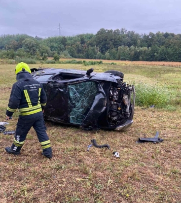 Automobil se prevrnuo bočno, troje povrijeđeno