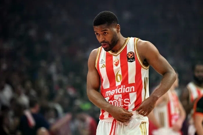 (FOTO) Koristi slobodno vrijeme: Džered Batler uživa u srpskoj hrani