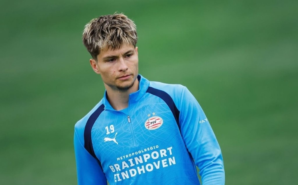 Bajraktarević sa novim imidžom stigao na pripreme PSV-a, nizozemski klub mu posvetio posebnu objavu