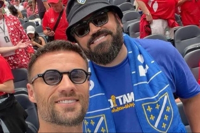 Haris Seferović s tribina prati duel Švicarske i BiH u društvu Harisa Dubice