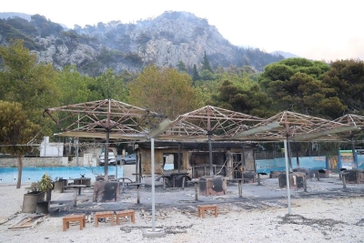 Sve spaljeno: Omiš osvanuo pod dimom, izgorjele kuće, automobili i ležaljke na plaži