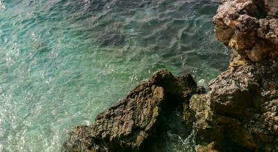 Паника завладала на популарној плажи: Море промијенило боју преко ноћи