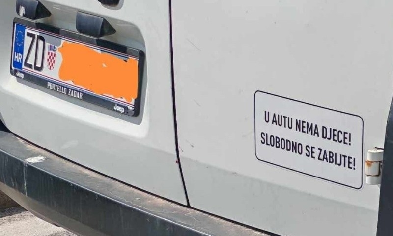“Slobodno se zabijte”: Vozač naljepnicom na vozilu privukao dosta pažnje