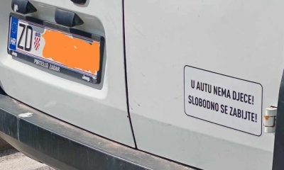 “Slobodno se zabijte”: Vozač naljepnicom na vozilu privukao dosta pažnje
