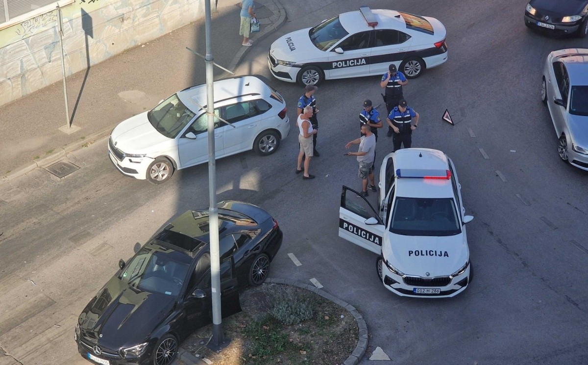 Saobraćajna nezgoda na kružnom toku Tenis, pričinjena materijalna šteta