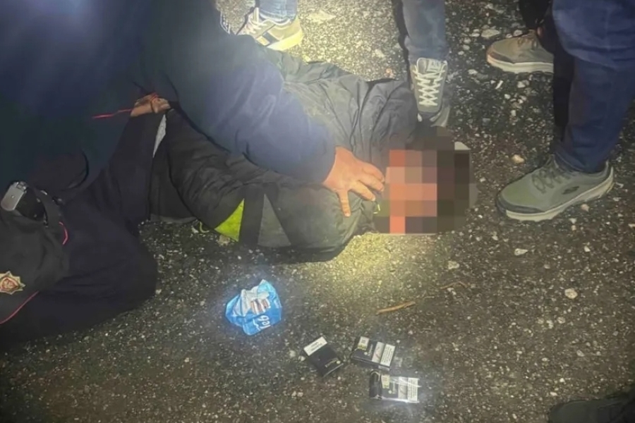 PRVA FOTOGRAFIJA HAPŠENJA U ROŽAJAMA: Policija oborila na pod osumnjičenog za trostruko UBISTVO