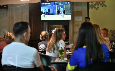 Utakmica Zmajeva se prati i u Sarajevu, bašte kafića popunjene: Pogledajte atmosferu