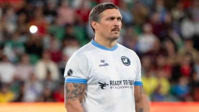 Glumi li povredu teškaški prvak svijeta: Usyk igrao u humitarnoj fudbalskoj utakmici