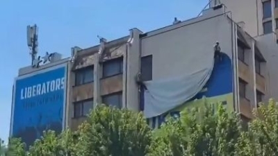 Video / Zelenski razočarao Kosovare: Uklanjaju ogromnu zastavu Ukrajine iz centra Prištine