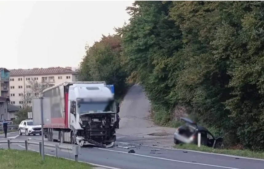 Nova nesreća u BiH: Auto u kanalu nakon sudara sa kamionom